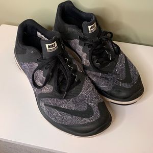 •NIKE RUNNING SNEAKERS• Size 9.5, good condition just dirty